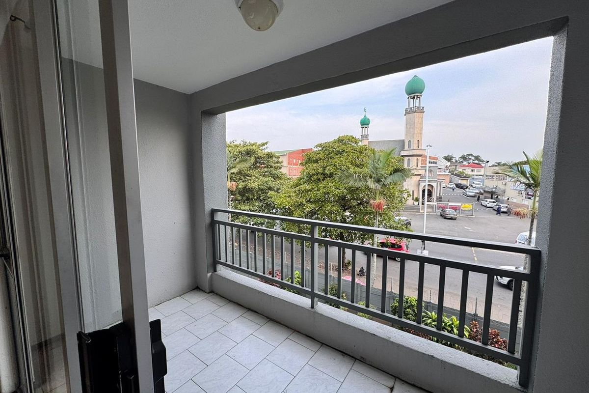 Comfortable 2-Bedroom Apt Close to Transport & Amenities - Photo 4