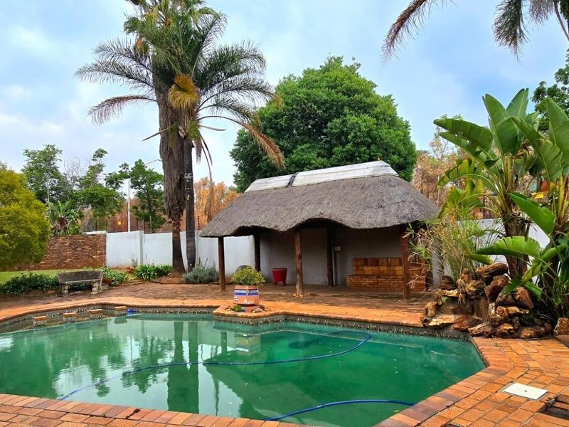 Future-Ready Family Living: Versatile 5-Bed House with Study and Premium Outdoor Spaces - Photo 8