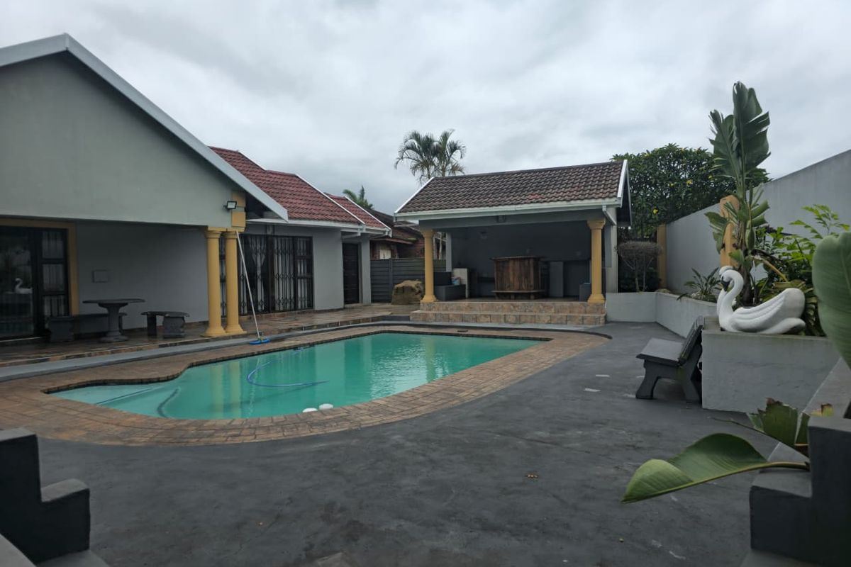 Spacious Home Living - Photo 2