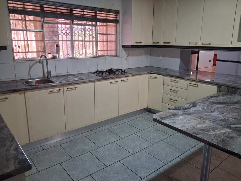 Spacious Three bedroom to rent in Valencia park - Photo 10