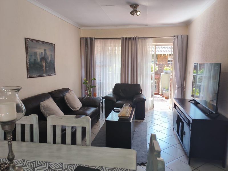 2 Bedroom first floor unit for the young professional, Great complex - Photo 5