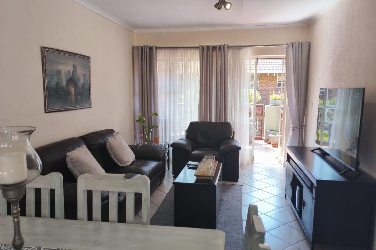 2 Bedroom first floor unit for the young professional, Great complex - Photo 5