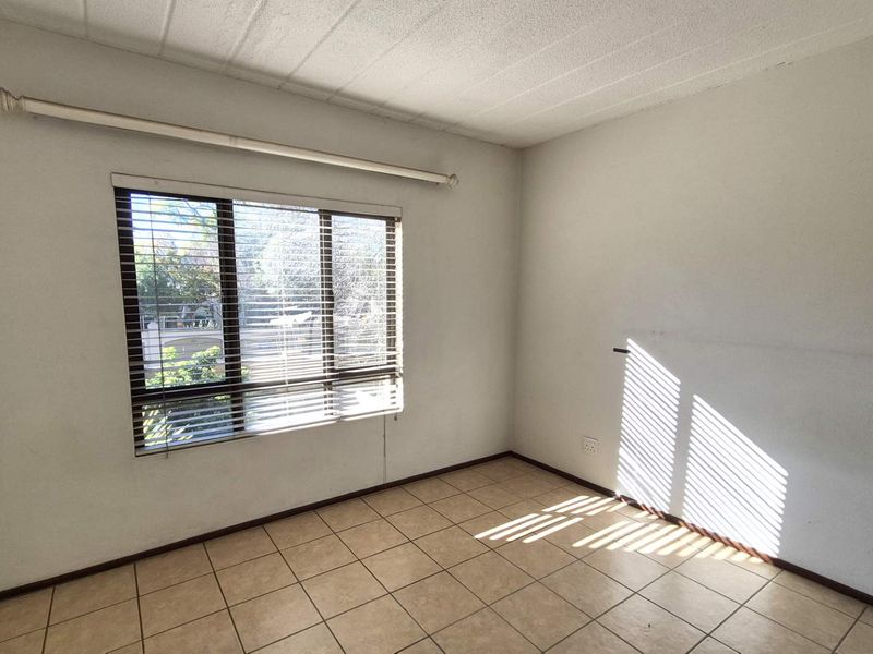 Spacious Loft Apartment for Sale in Trendy Fourways - Photo 10