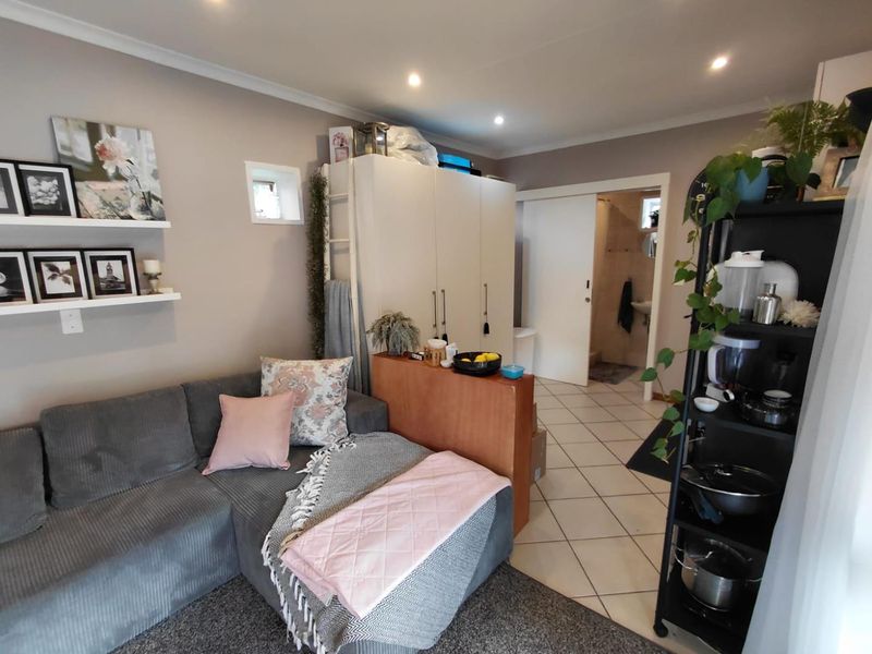Spacious Bachelor Cottage in Robindale - Photo 9