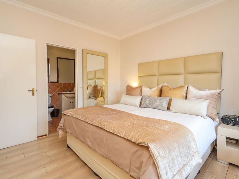 Spacious 3-Bedroom Loft Living with Views, Privacy and Exceptional Outdoor Space - Photo 3