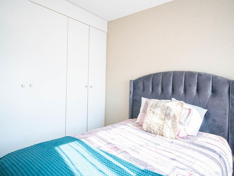 Top Floor 2 Bed Apartment with Balcony - Photo 3