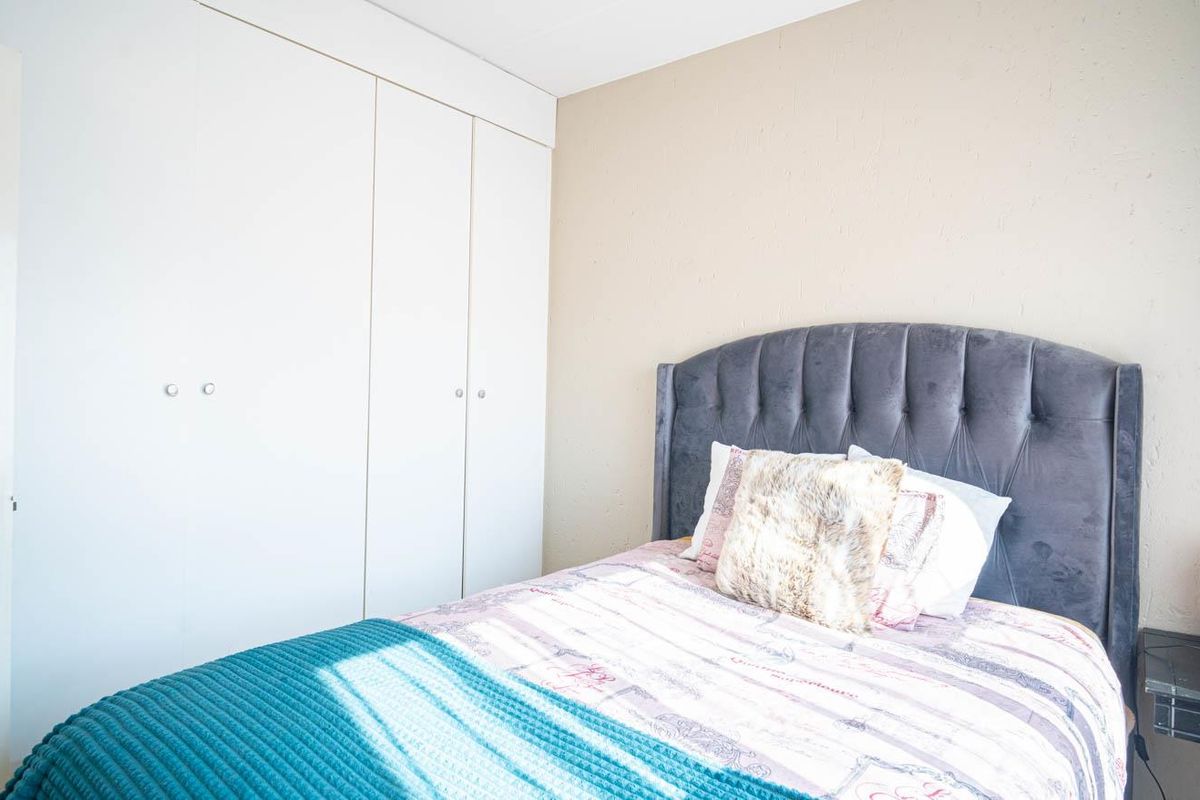 Top Floor 2 Bed Apartment with Balcony - Photo 3