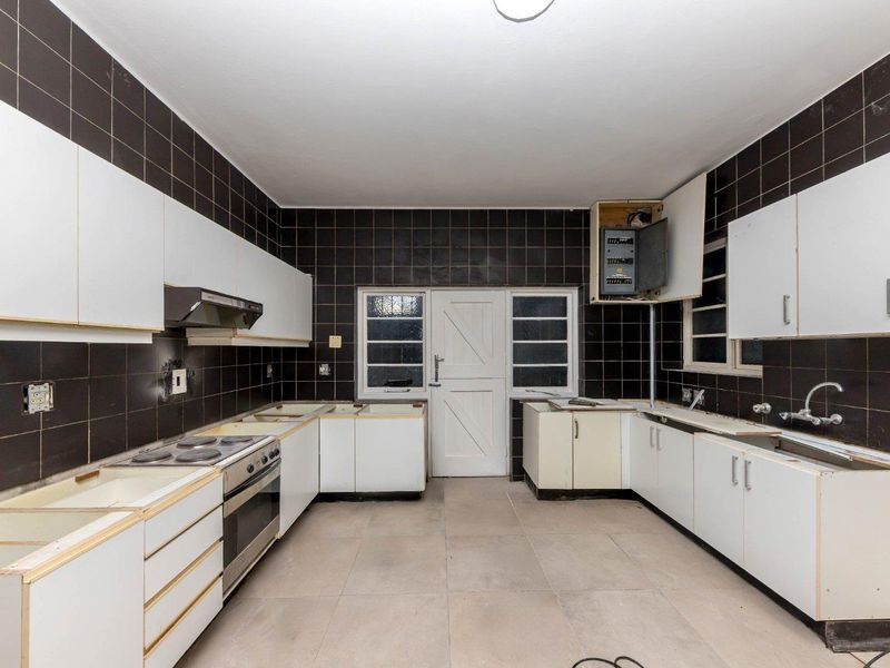 Dream Home Potential Meets Prime Development Opportunity - Photo 10