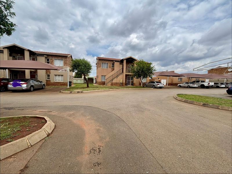 PRICED TO GO! 2 Bedroom 1 Bathroom Townhouse For sale in Protea Glen EXT 11 - Photo 4