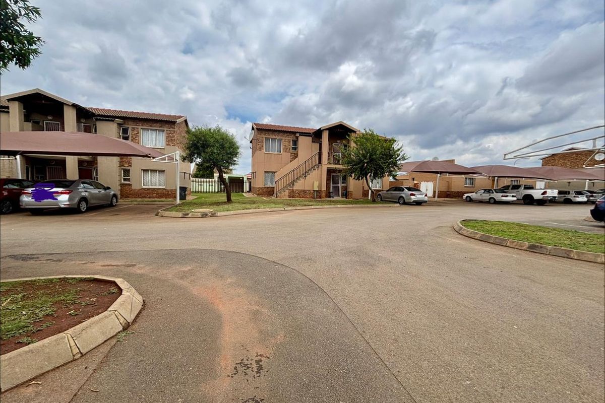 PRICED TO GO! 2 Bedroom 1 Bathroom Townhouse For sale in Protea Glen EXT 11 - Photo 4