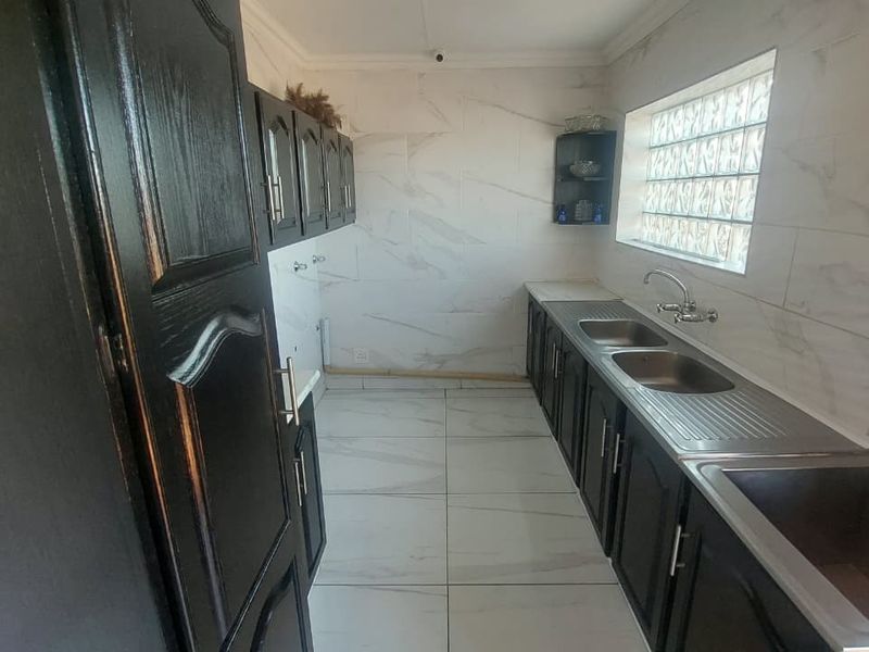 Spacious 4 Bedroom Home with Office & Modern Kitchen - Photo 8