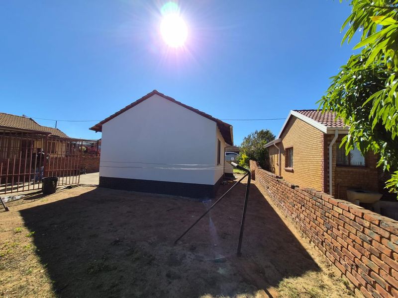 2 Bedroom House for Sale in Soshanguve WW - Photo 2