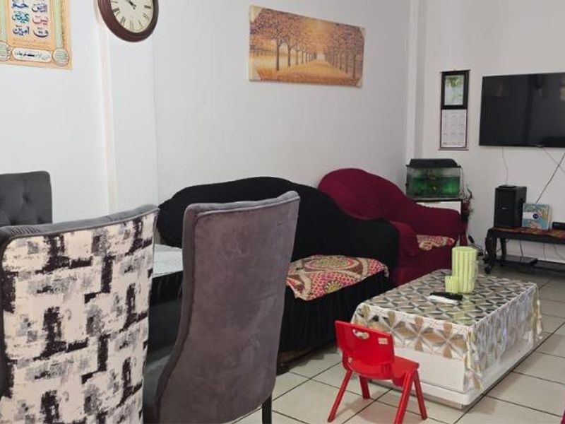 Refurbished Beauty: Spacious 3-Bed, Modern Kitchen & Security - Photo 5