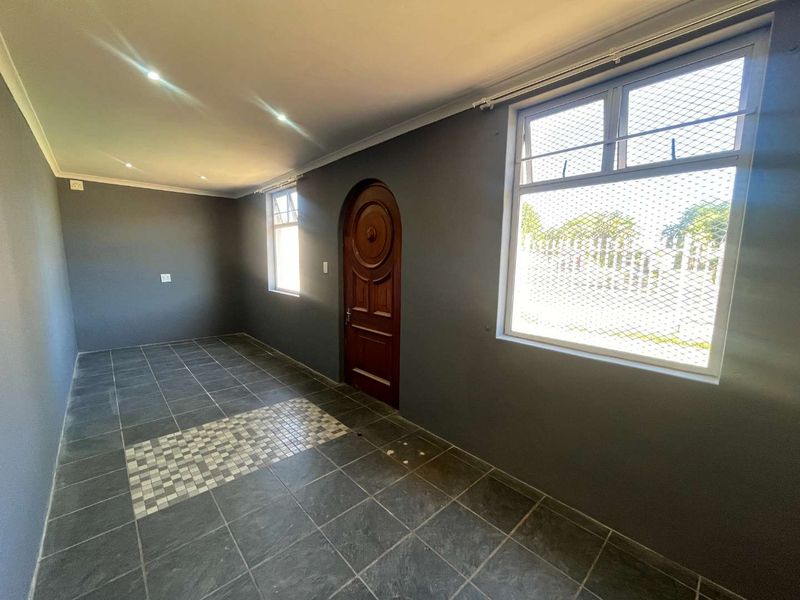 Fixer-Upper with Bonus Flatlet – Excellent Investment Opportunity! - Photo 2