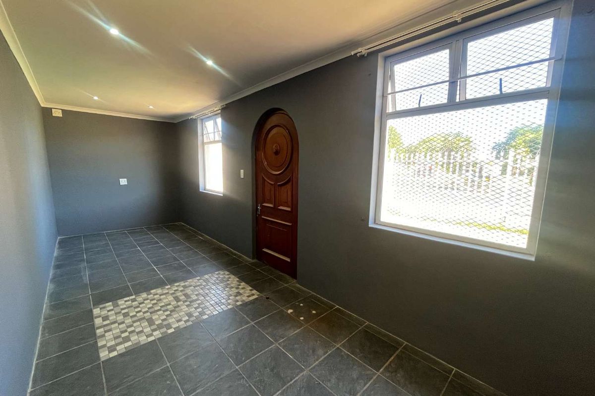 Fixer-Upper with Bonus Flatlet – Excellent Investment Opportunity! - Photo 2