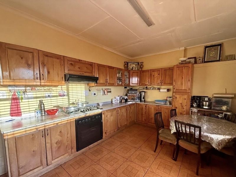 Spacious Family Home with Flatlets in Howick West - Photo 6