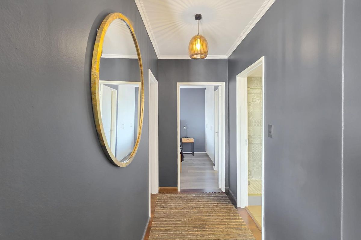 Woodstock's Finest: Contemporary Two-Bedroom Apartment with Urban Charm - AirBnB Friendly - Photo 3