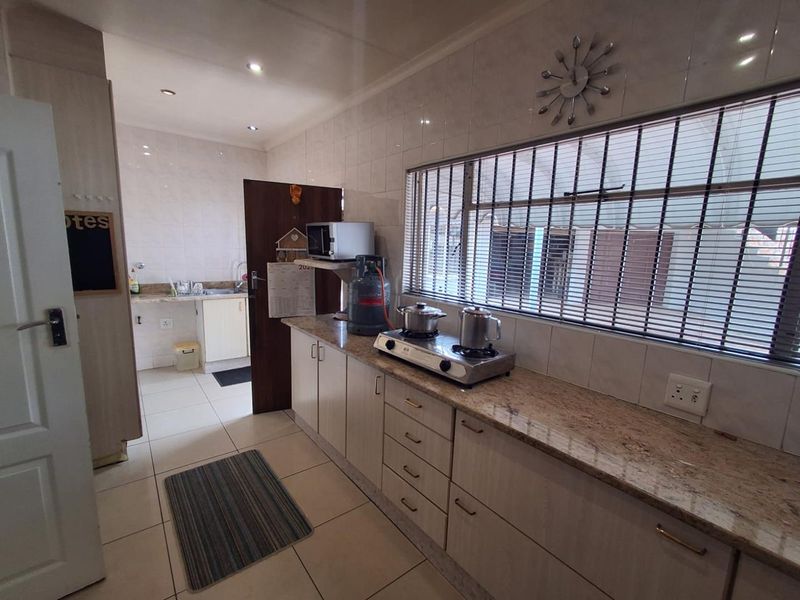 FAMILY HOME WITH FLATLET - BRACKENDOWNS - Photo 4