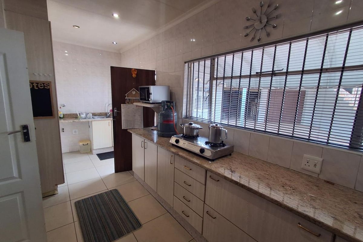 FAMILY HOME WITH FLATLET - BRACKENDOWNS - Photo 4