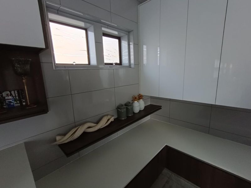 MIDSTREAM SECURITY ESTATE - 5 BEDROOMS - 4.5 BATHROOMS - 4 GARAGES - Photo 4