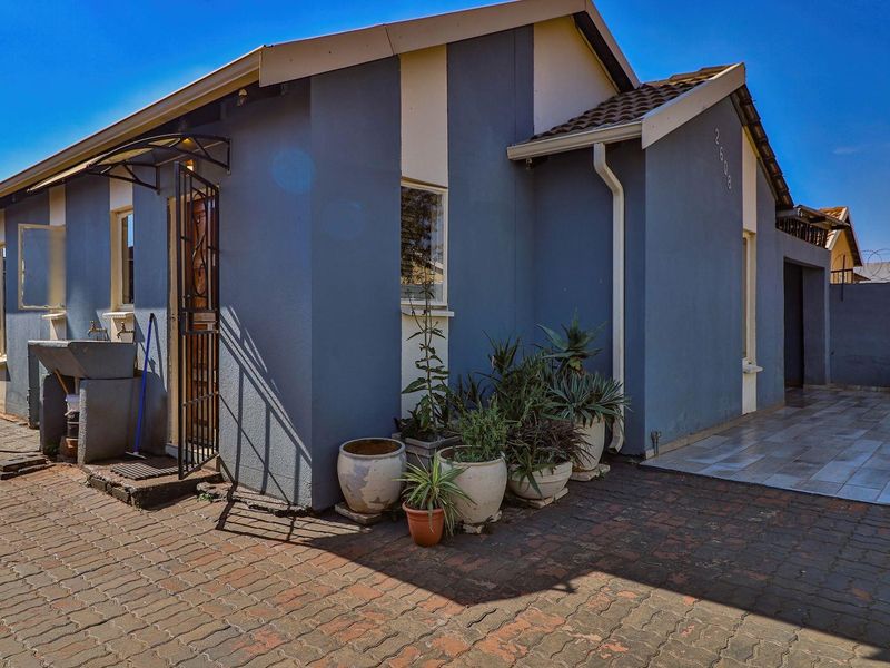 4 Bedroom Family House in Rosslyn Gardens - Photo 1