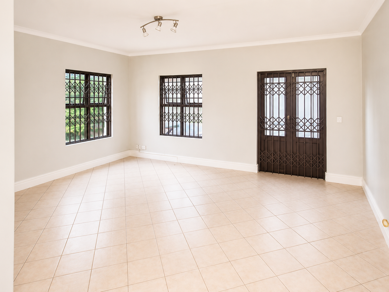 Spacious 3-Bedroom Family Home in Exclusive Birkdale Village - Photo 6