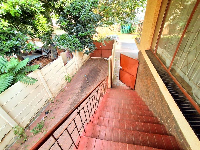 "Lovely residential property located in the lush surroundings of Bezuidenhout Valley, Johannesburg" - Photo 2