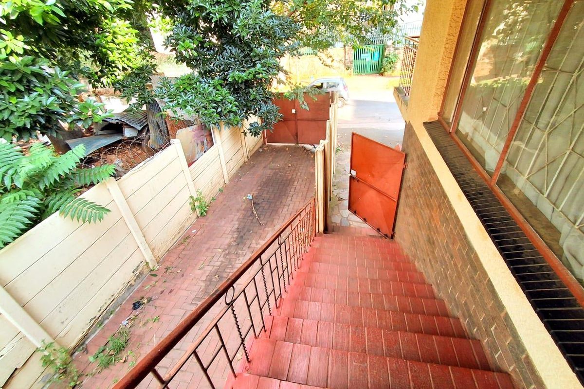 "Lovely residential property located in the lush surroundings of Bezuidenhout Valley, Johannesburg" - Photo 2