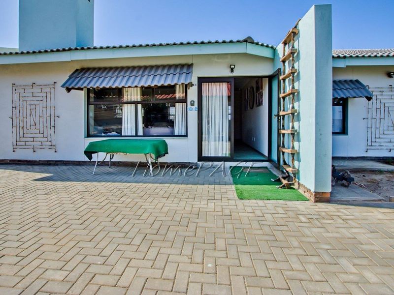 Vineta, Swakopmund:  3 Bedr Home with 2 Flats is for Sale - Photo 3