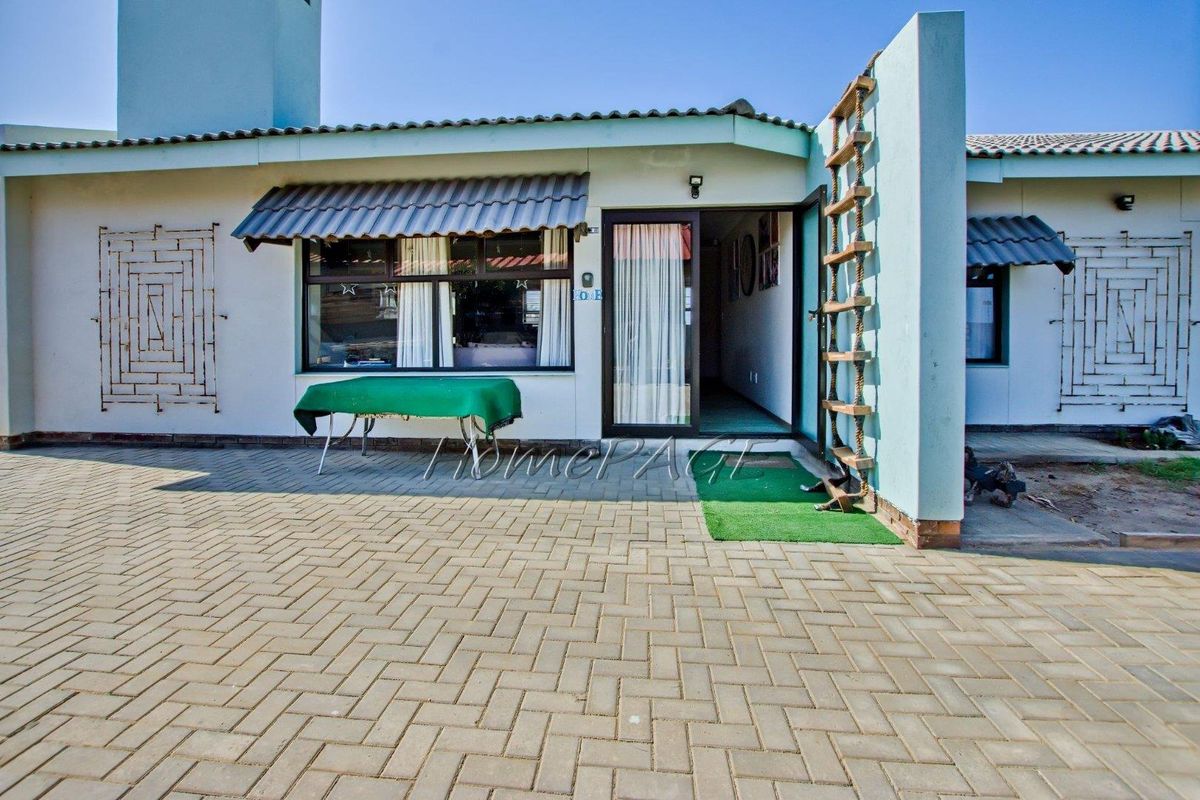 Vineta, Swakopmund:  3 Bedr Home with 2 Flats is for Sale - Photo 3