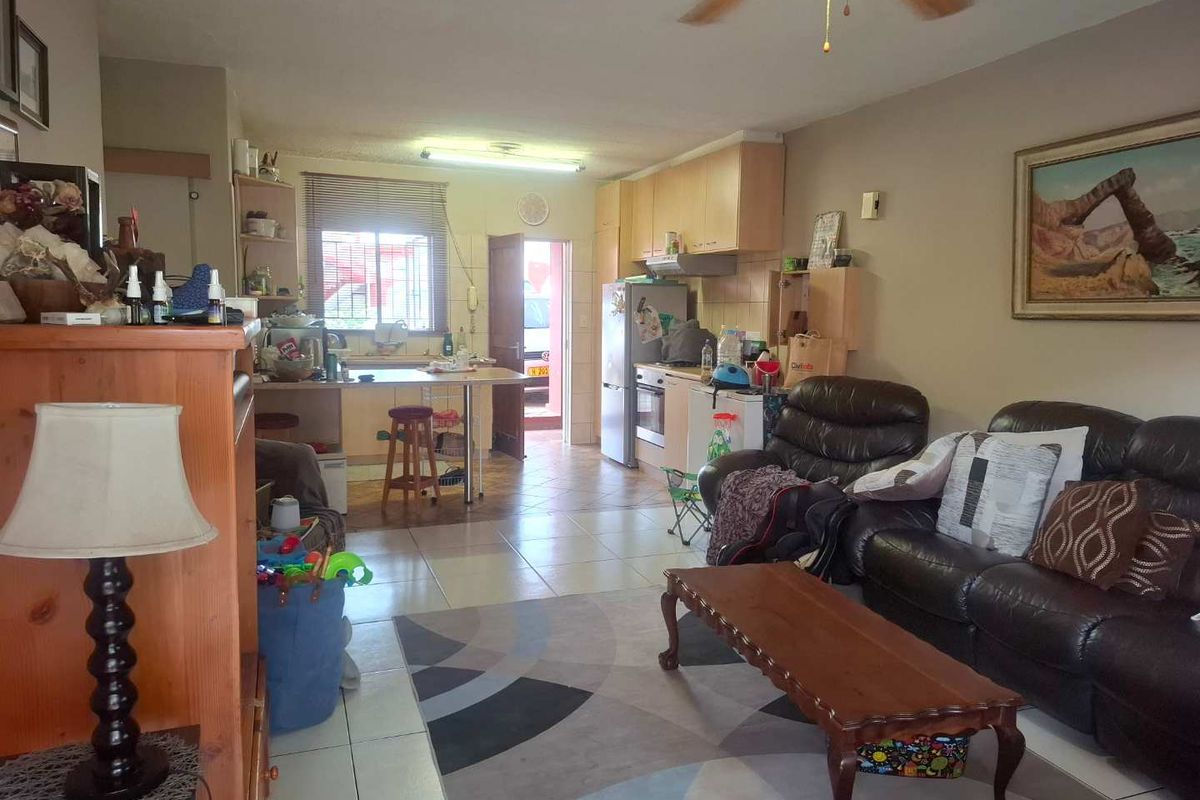 LOVELY ONE LEVEL UNIT IN A SECURE COMPLEX. - Photo 3