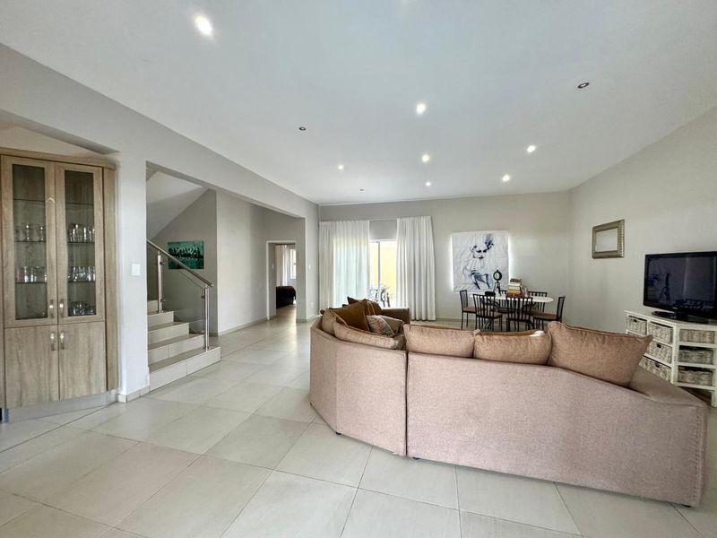 House for Sale in Elisenheim - Photo 2