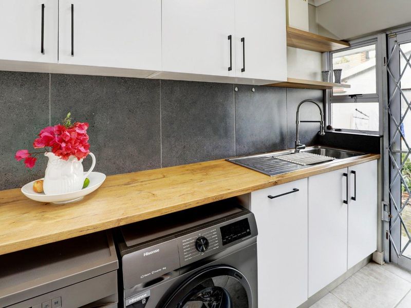 Tranquil Retreat with Mountain Views – Newly Renovated Gem! - Photo 10