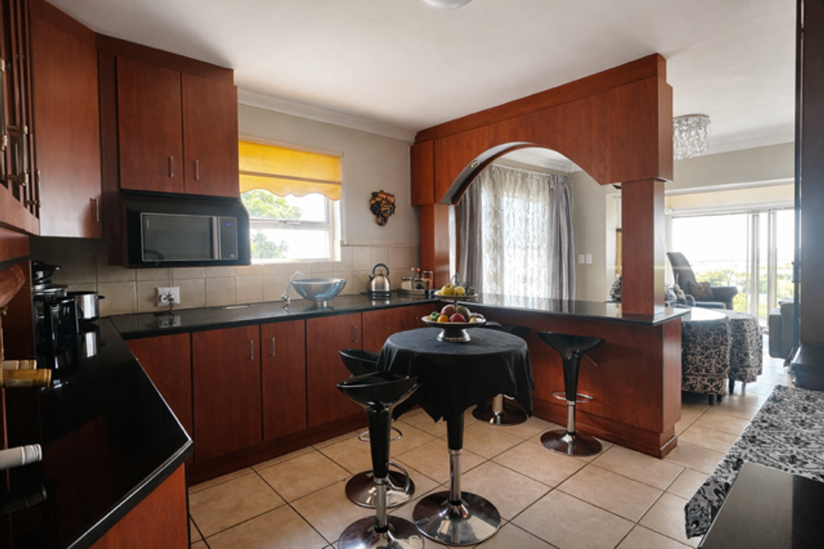 Panoramic Views in Prestigious Hillsboro - Photo 3