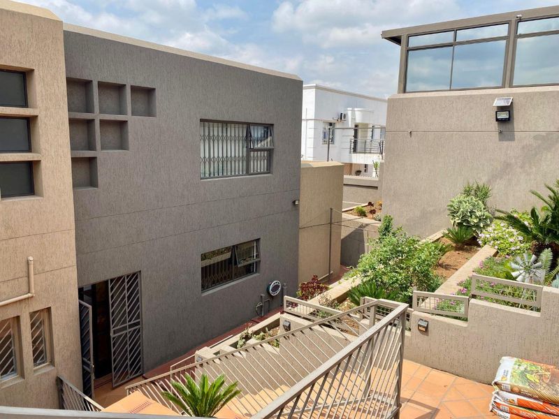 FAMILY AND ENTERTAINING LIVING IN BASSONIA - Photo 3