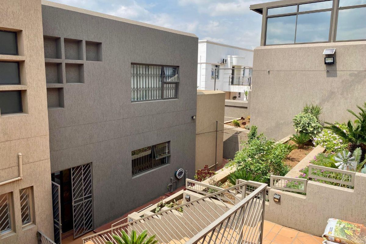 FAMILY AND ENTERTAINING LIVING IN BASSONIA - Photo 3