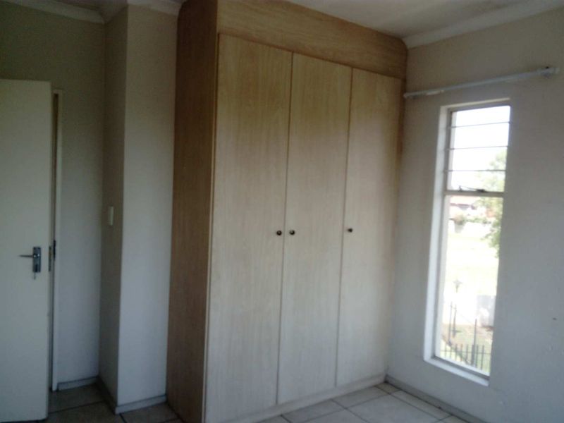 Apartment Flat for Sale in Klippoortjie Boksburg - Photo 9