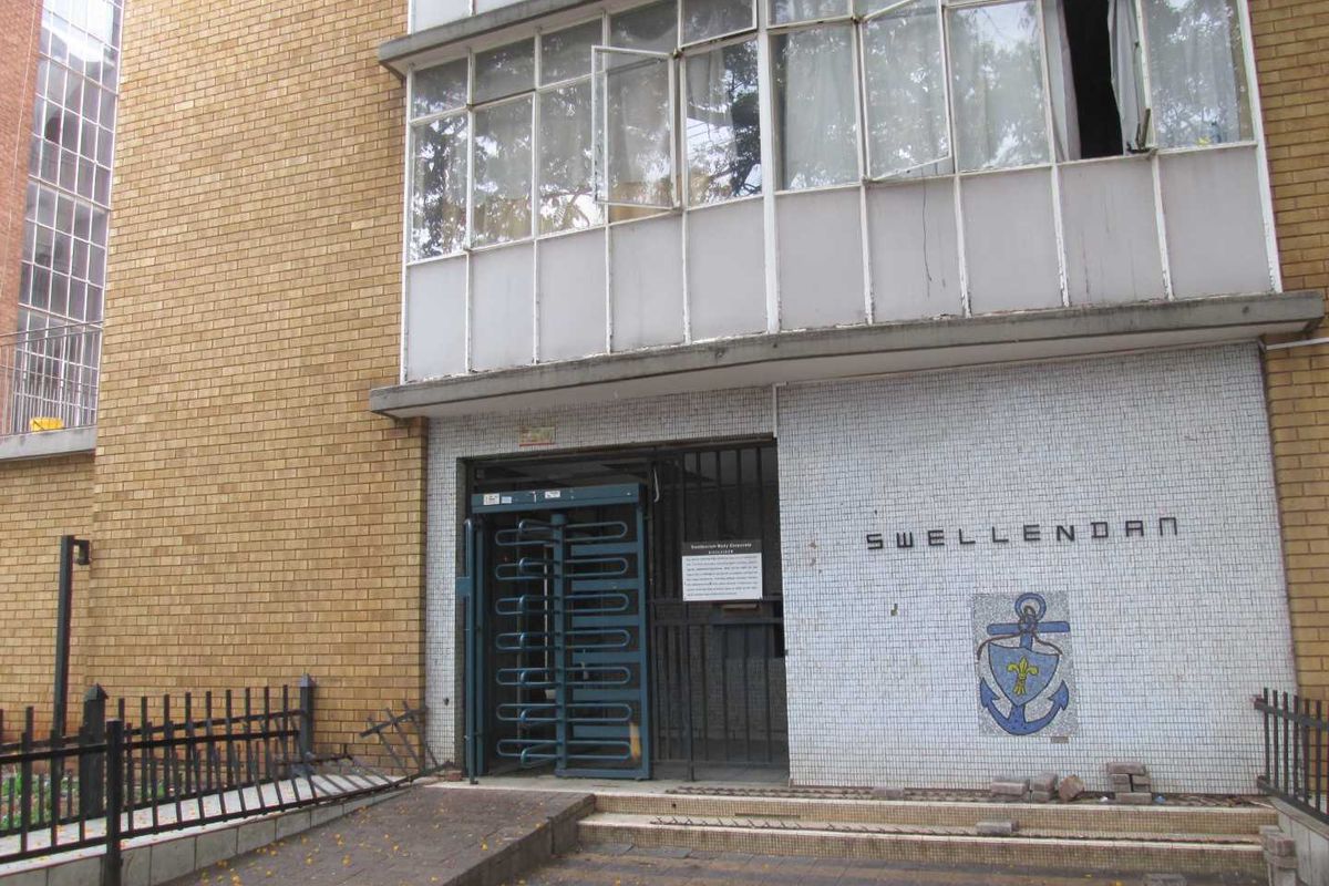 VERY BEAUTIFUL , NEAT AND CLEAN [2.5 ] TWO AND HALF BEDROOMS APARTMENT FOR SALE IN SUNNYSIDE  BARGAIN - Photo 2