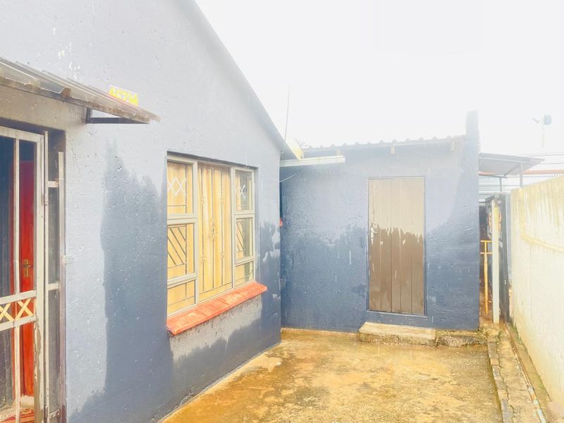 2 Bedroom Home with 4 outside Rooms - Photo 6