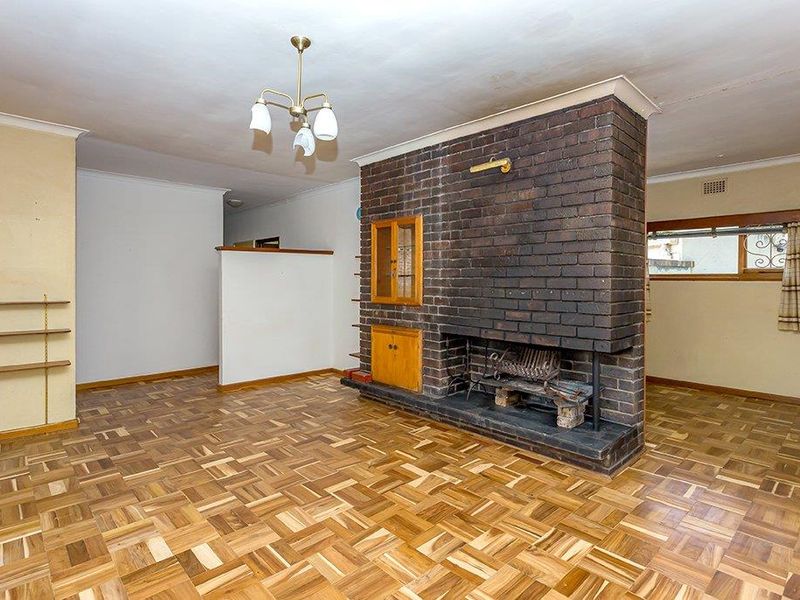 Three-Bedroom Family Home with Additional Accommodation and Garage On A Corner Plot - Photo 4