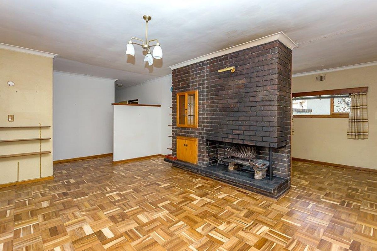 Three-Bedroom Family Home with Additional Accommodation and Garage On A Corner Plot - Photo 4