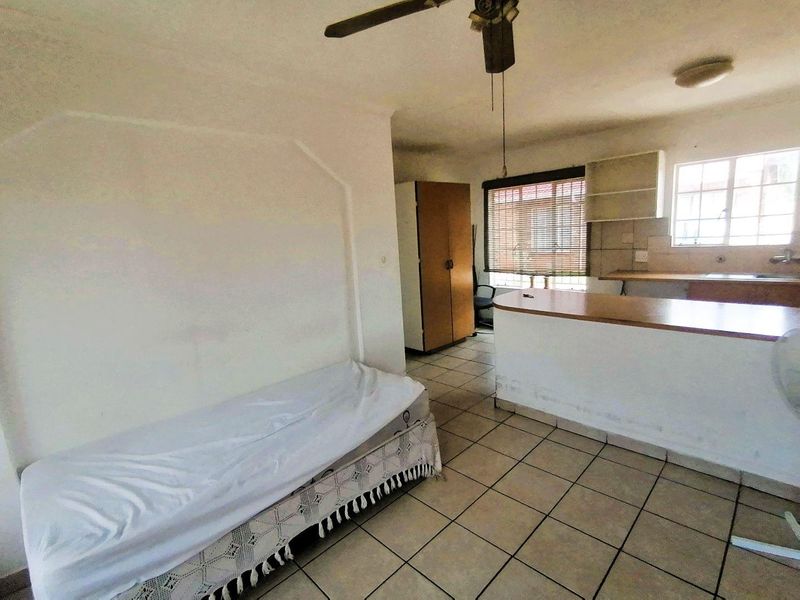 Charming 2-Bedroom Townhouse in Secure Complex - Photo 7