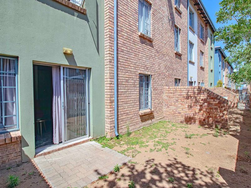 Modern 2 bedroom starter apartment in Rooihuiskraal north - Photo 4