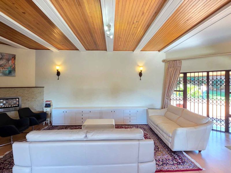 Large 3 Bedroom Sandton Townhouse with Large Garden and Sparkling Swimming Pool and  Full Separate “Cottage” - Photo 4