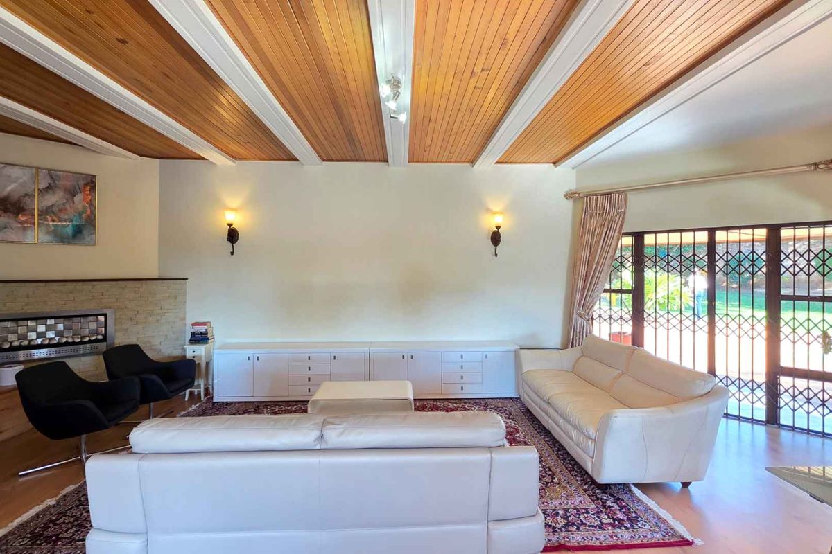 Large 3 Bedroom Sandton Townhouse with Large Garden and Sparkling Swimming Pool and  Full Separate “Cottage” - Photo 4