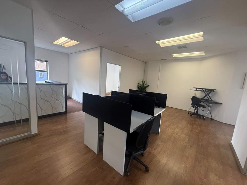 Prime First Floor Office Space To Let – Exceptional Location Next to Hillfox - Photo 10