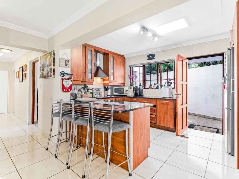 STUNNING LIGHT AND BRIGHT SIMPLEX - IN SOUGHT AFTER FLEETWOOD ESTATE - Photo 9