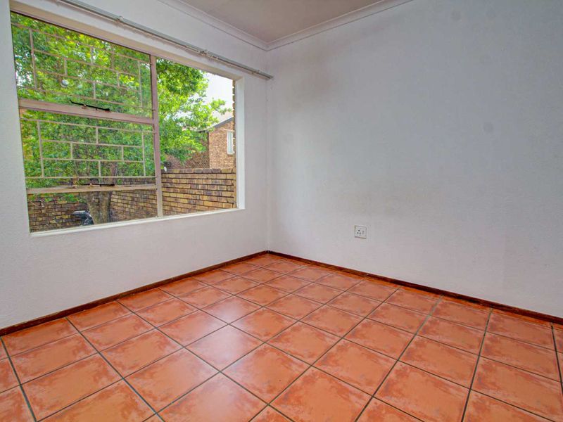 Spacious Townhouse: 2 Beds, Private Garden & More - Photo 6