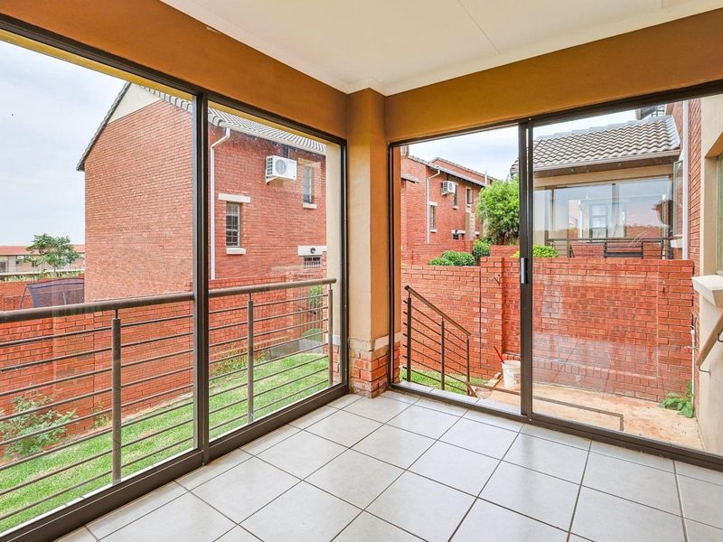 Energy-Efficient 4 Bedroom Corner Unit in Mooikloof Ridge Estate - Photo 3