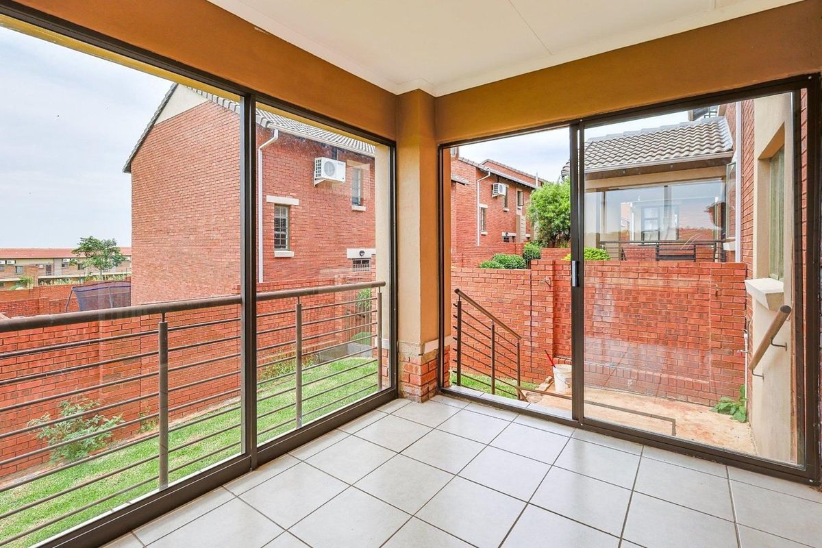 Energy-Efficient 4 Bedroom Corner Unit in Mooikloof Ridge Estate - Photo 3